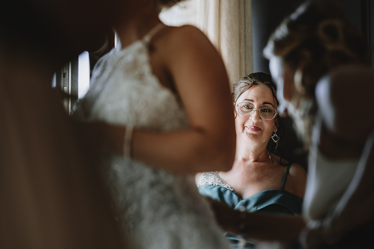 Matrimonio Lago di Candia . Preparazione della sposa. vestizione della sposa.