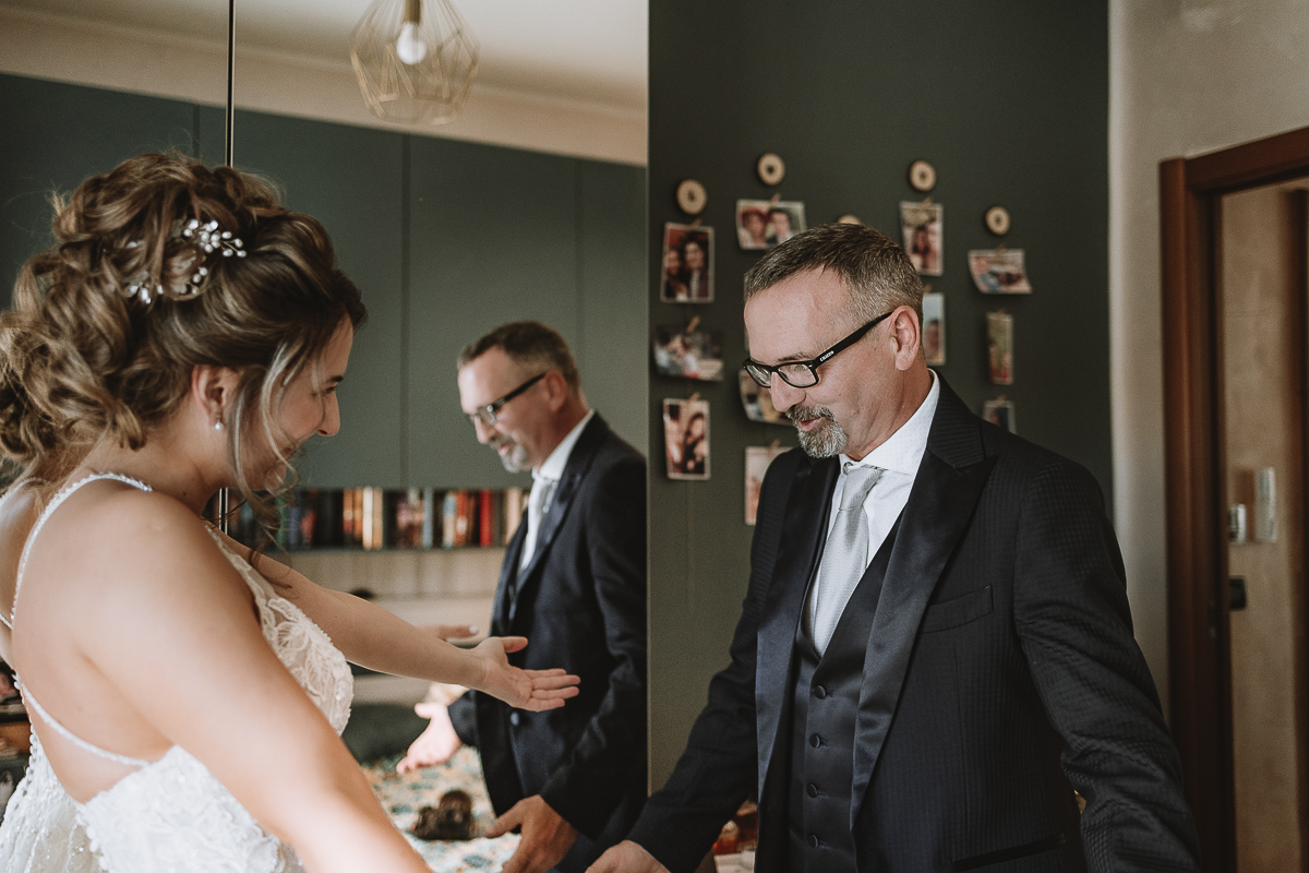 Matrimonio Lago di Candia . Preparazione della sposa. Arrivo del padre della sposa.