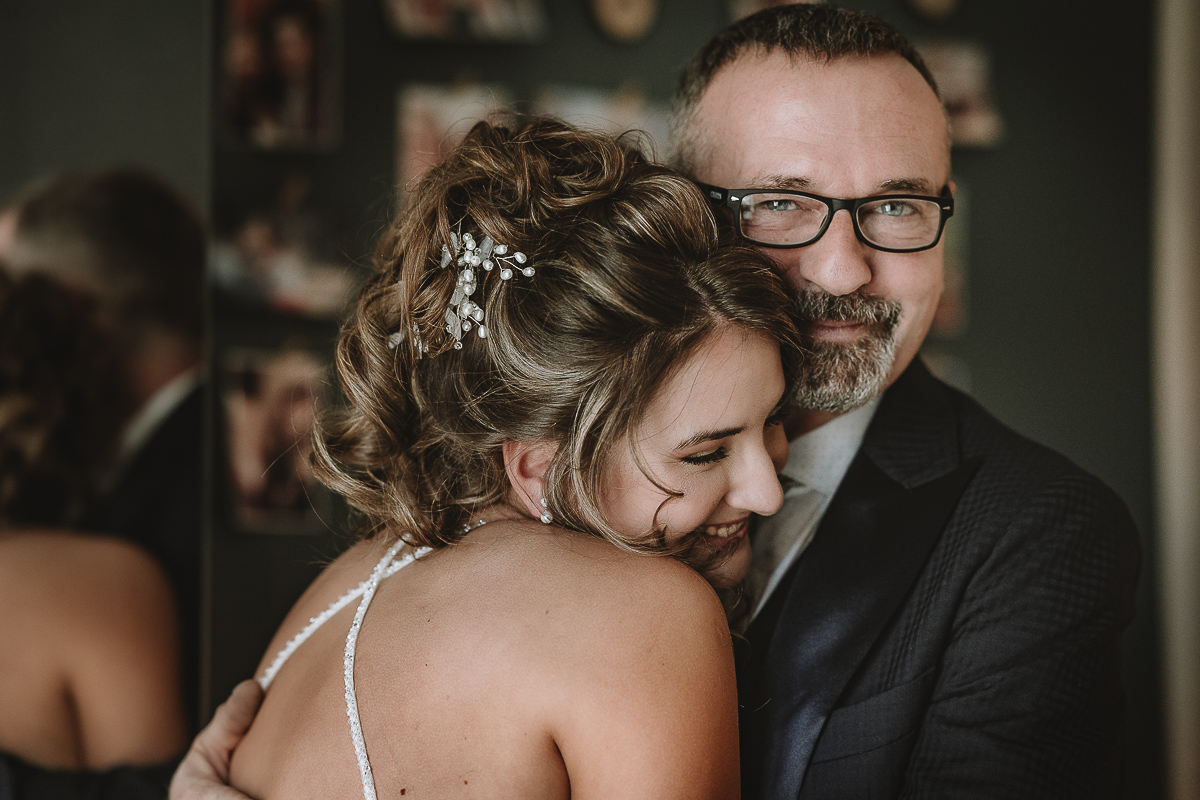 Matrimonio Lago di Candia . Preparazione della sposa. Arrivo del padre della sposa. La sposa abbraccia il suo papà.