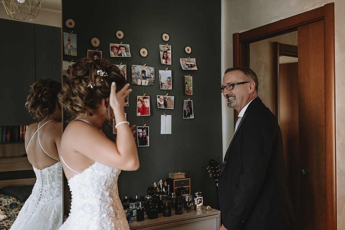 Matrimonio Lago di Candia . Preparazione della sposa. Arrivo del padre della sposa. la sposa commossa si asciuga una lacrima.