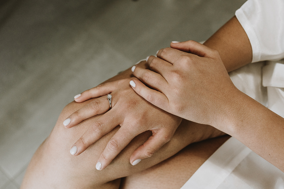 Matrimonio Lago di Candia mani della sposa con anello di fidanzamento