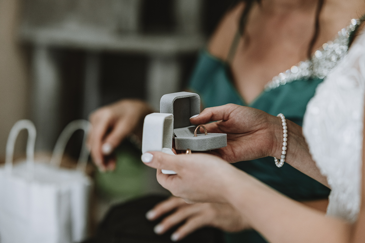 Matrimonio Lago di Candia . Preparazione della sposa.