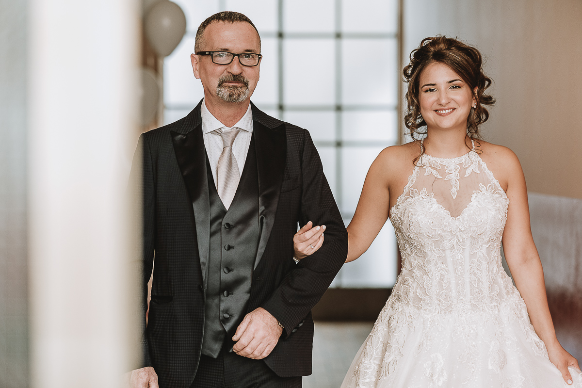 Matrimonio Lago di Candia . Preparazione della sposa. Uscita della sposa da casa.