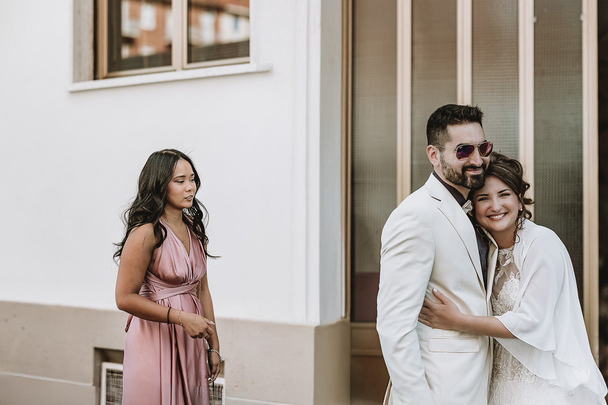 Matrimonio Lago di Candia . Preparazione della sposa. Sposa abbraccia il fratello.
