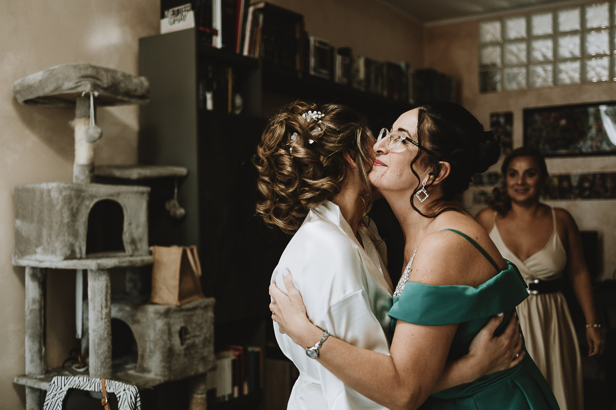 Matrimonio Lago di Candia mamma abbraccia la sposa