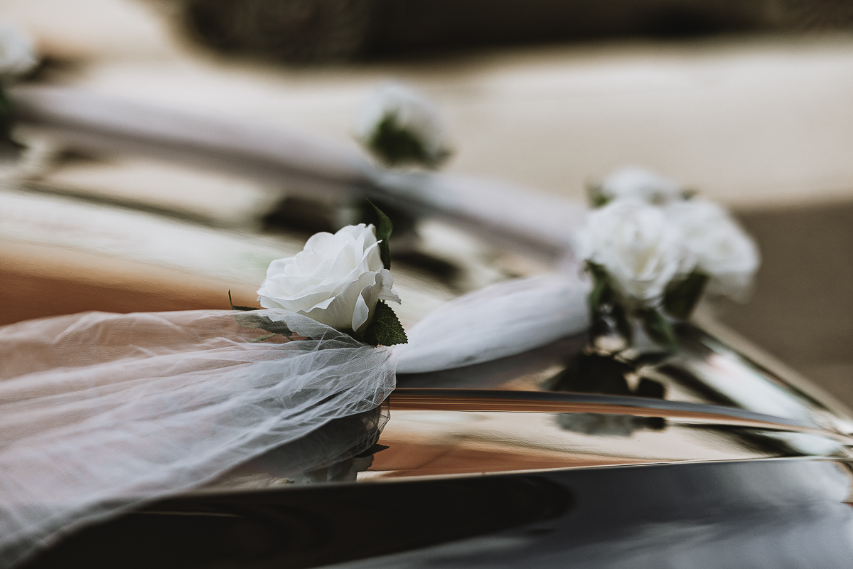 Matrimonio Lago di Candia . Preparazione della sposa. decorazioni della macchina.