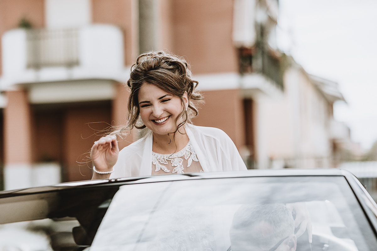 Matrimonio Lago di Candia . Preparazione della sposa. Sposa in auto decappottabile.