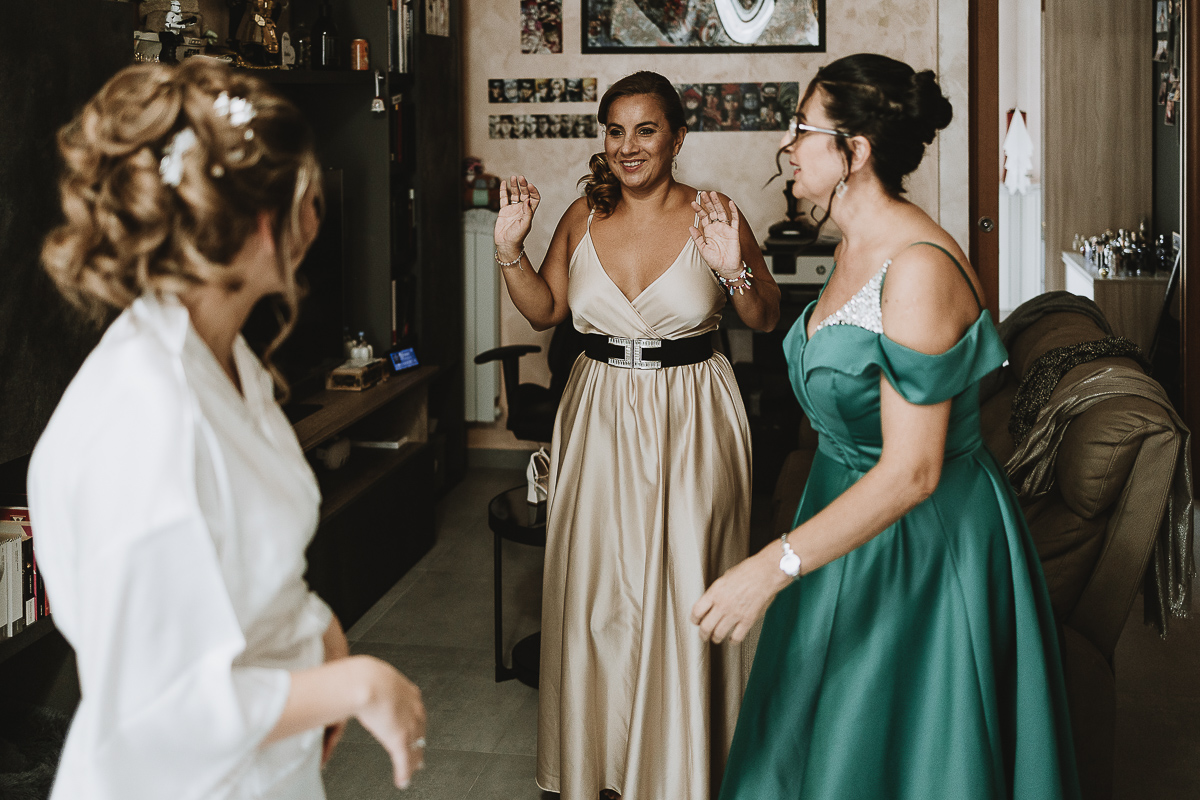 Matrimonio Lago di Candia Preparazione della sposa. Sposa, mamma e cugina.
