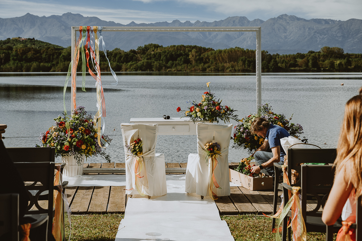 Matrimonio Lago di Candia. Cerimonia. Allestimento di fronte al lago