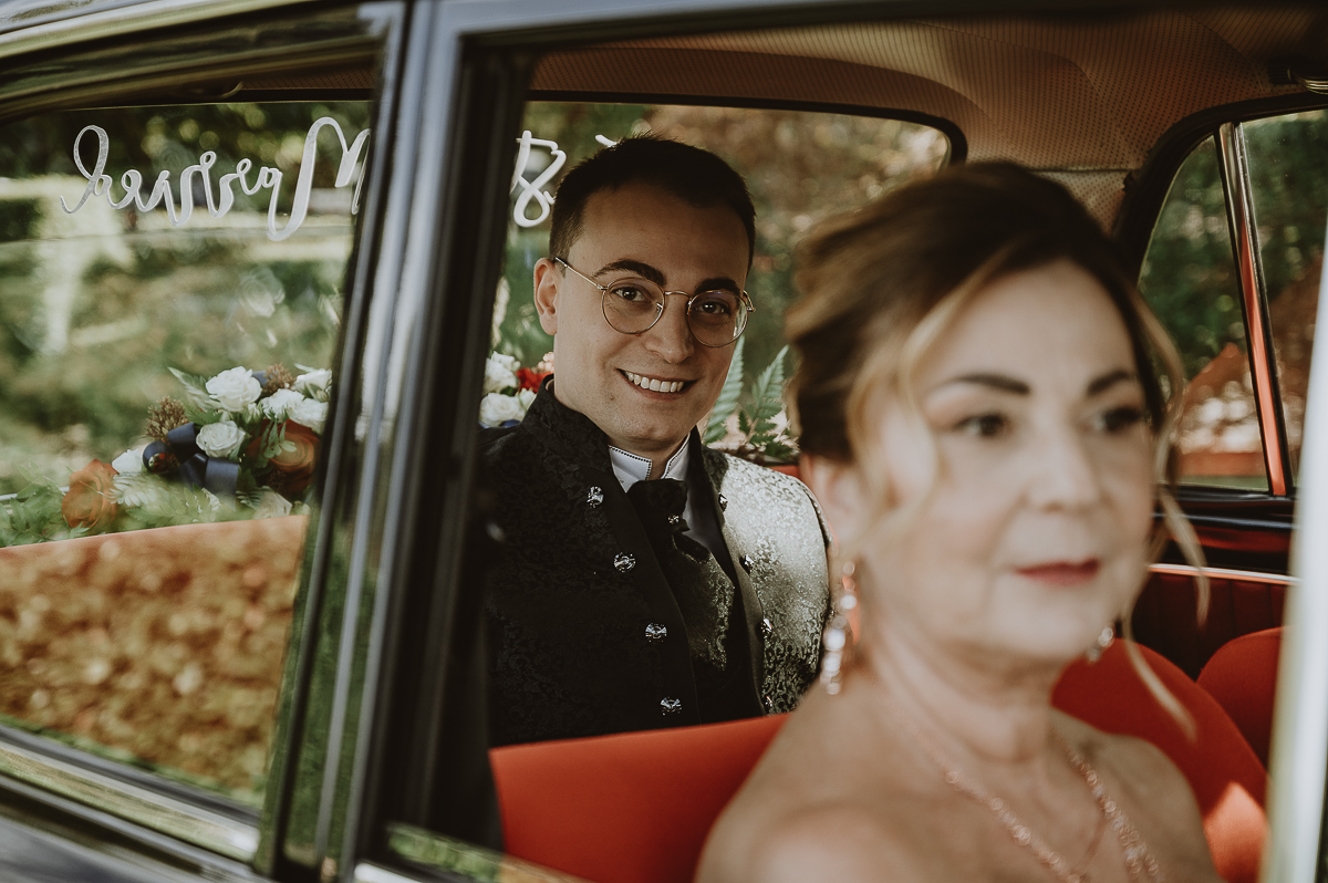 Matrimonio Lago di Candia. Cerimonia. Arrivo dello sposo nell'auto vintage.