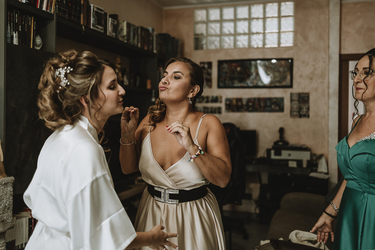 Matrimonio Lago di Candia Preparazione della sposa. Cugina sta per baciare la sposa.