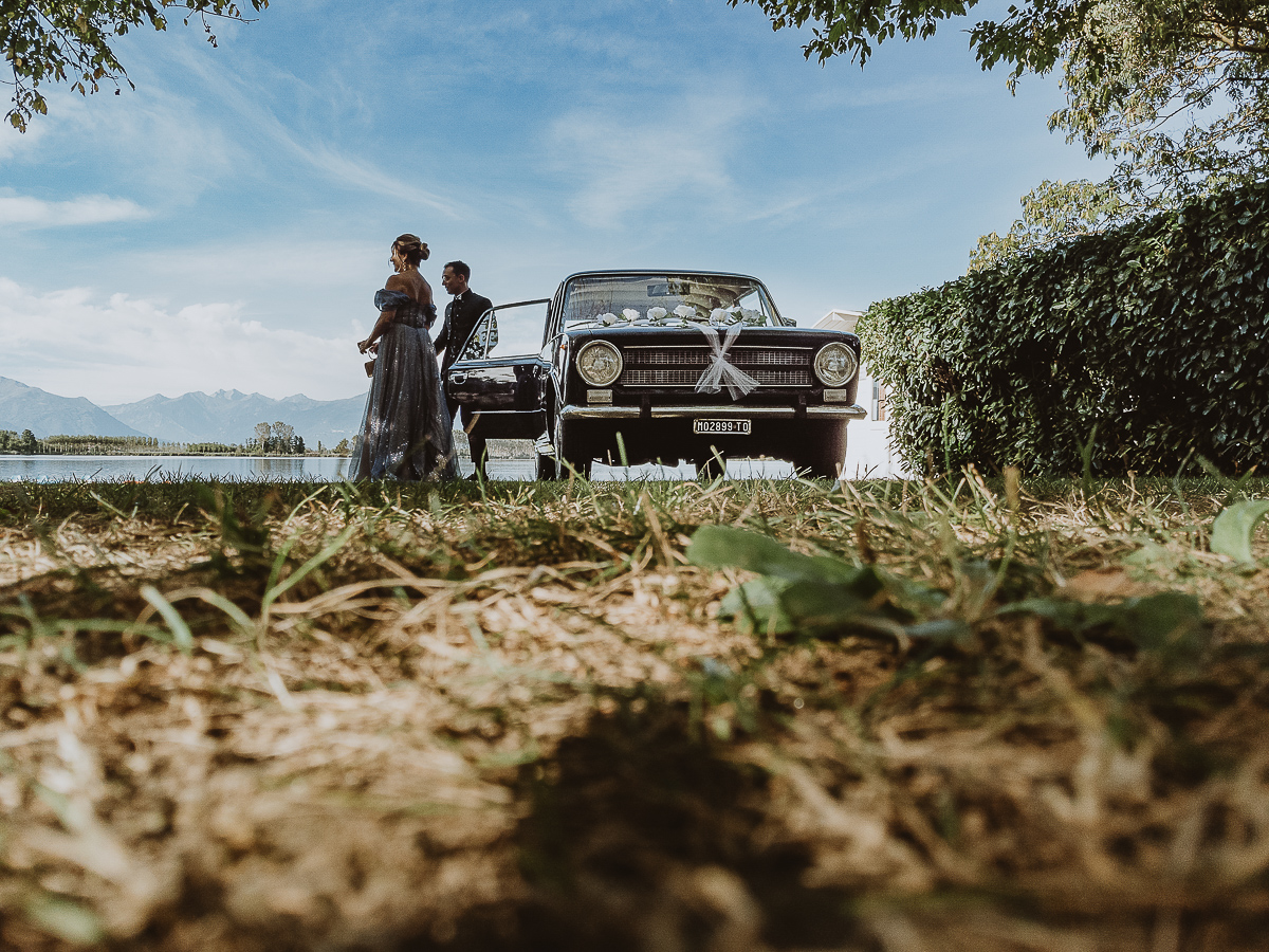 Matrimonio Lago di Candia. Cerimonia. Auto fFiat 14 d'epoca.