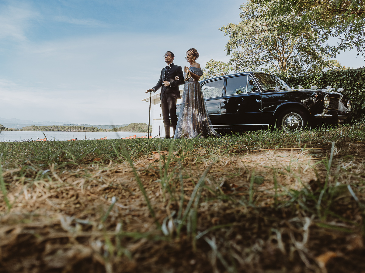 Matrimonio Lago di Candia. Cerimonia. Sposo e madre scono dall Fiat 124 d'epoca.