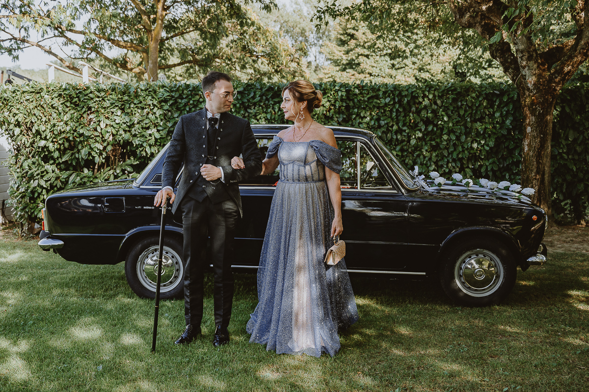 Matrimonio Lago di Candia. Cerimonia. Sposo e madre scono dall Fiat 124 d'epoca.