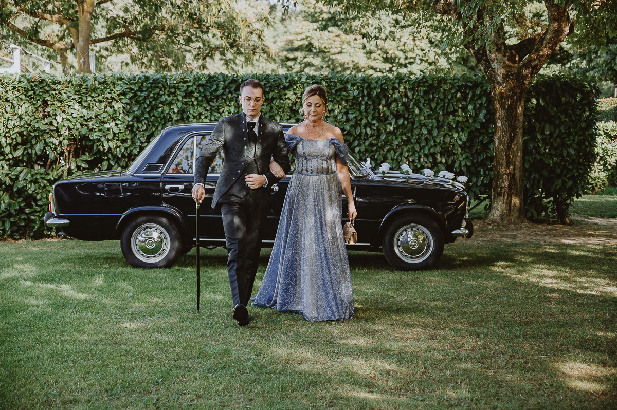 Matrimonio Lago di Candia. Cerimonia. Sposo e madre scono dall Fiat 124 d'epoca.
