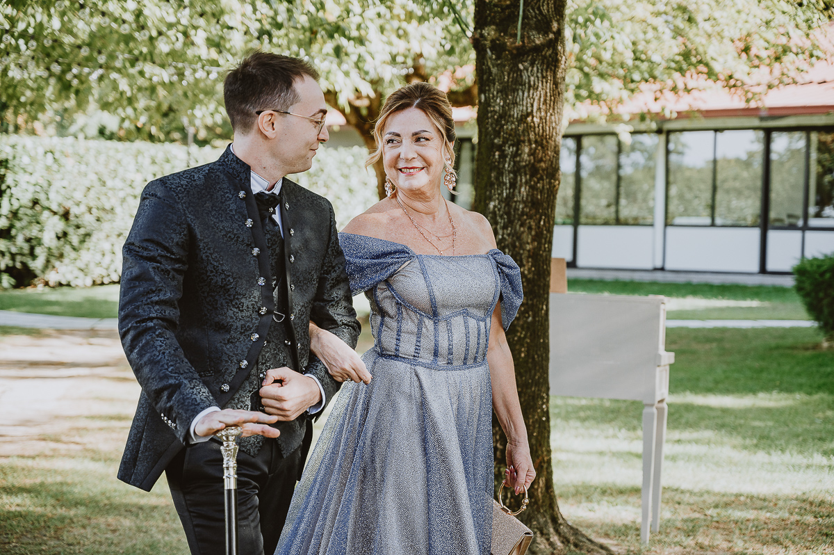 Matrimonio Lago di Candia. Cerimonia. Sposo e madre si guardano