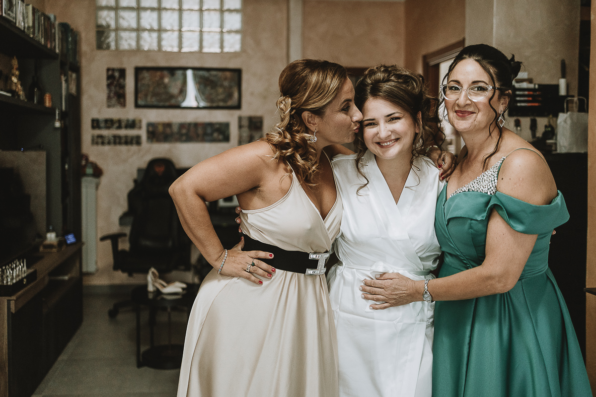 Matrimonio Lago di Candia preparazione della sposa, mamma sposa e cugina.
