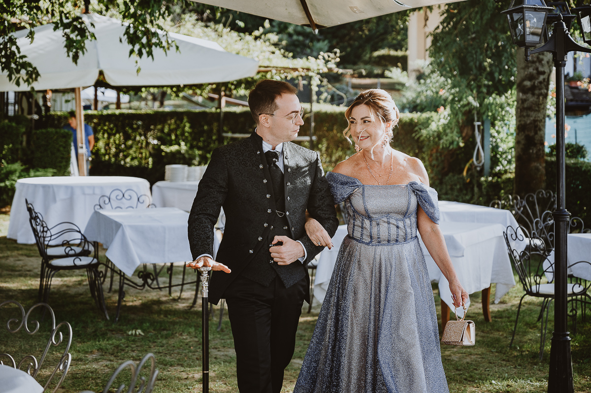 Matrimonio Lago di Candia. Cerimonia. Sposo e madre camminano verso l'altare guardandosi.