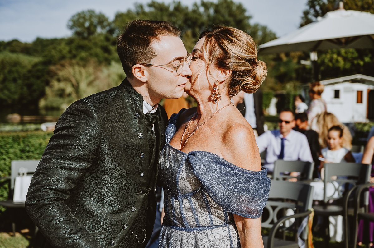 Matrimonio Lago di Candia. Cerimonia. Lo sposo bacia la madre.