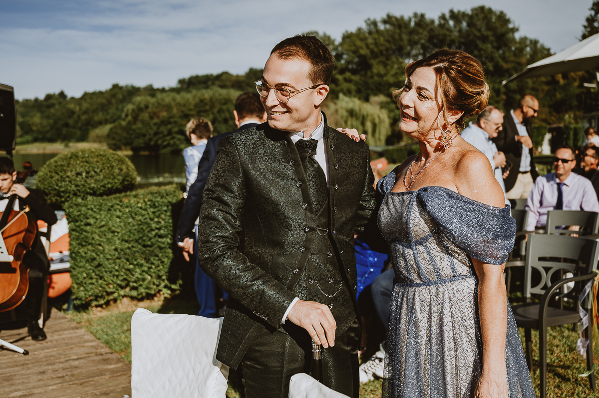 Matrimonio Lago di Candia. Cerimonia. Sposo e madre
