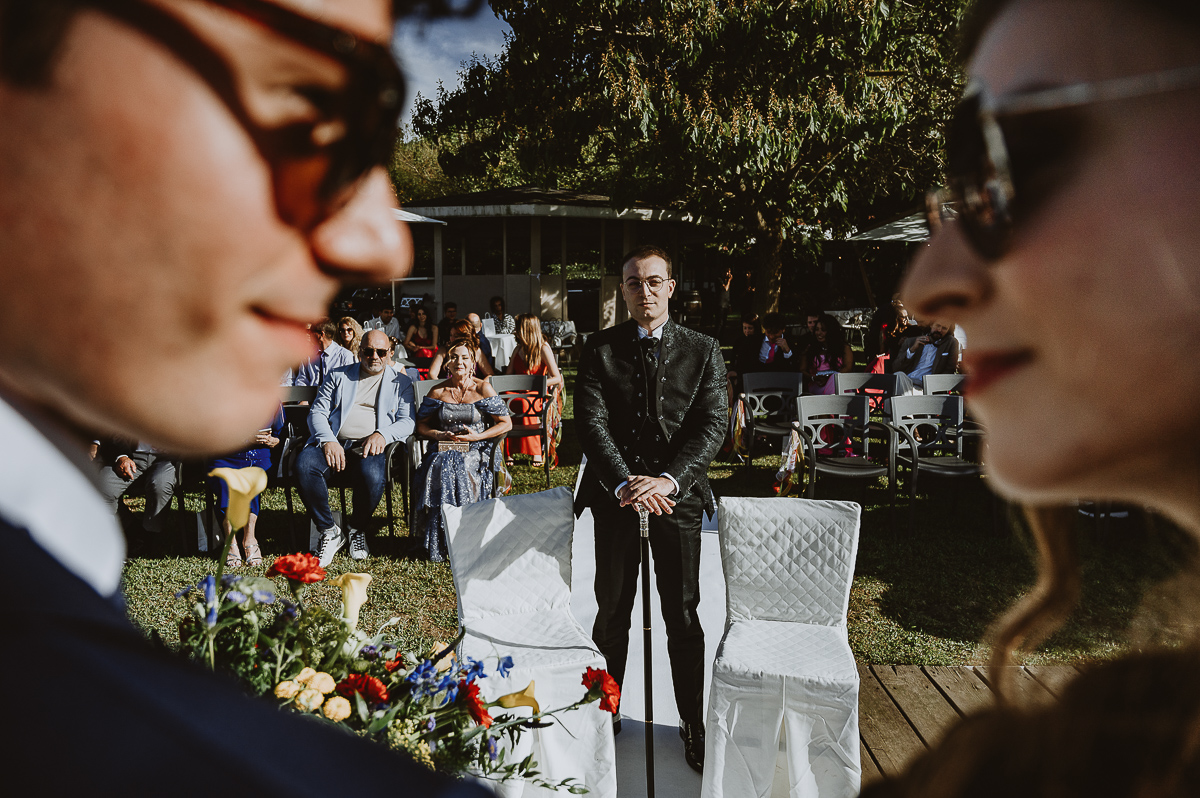 Matrimonio Lago di Candia. Cerimonia. Lo sposo attende la sposa.