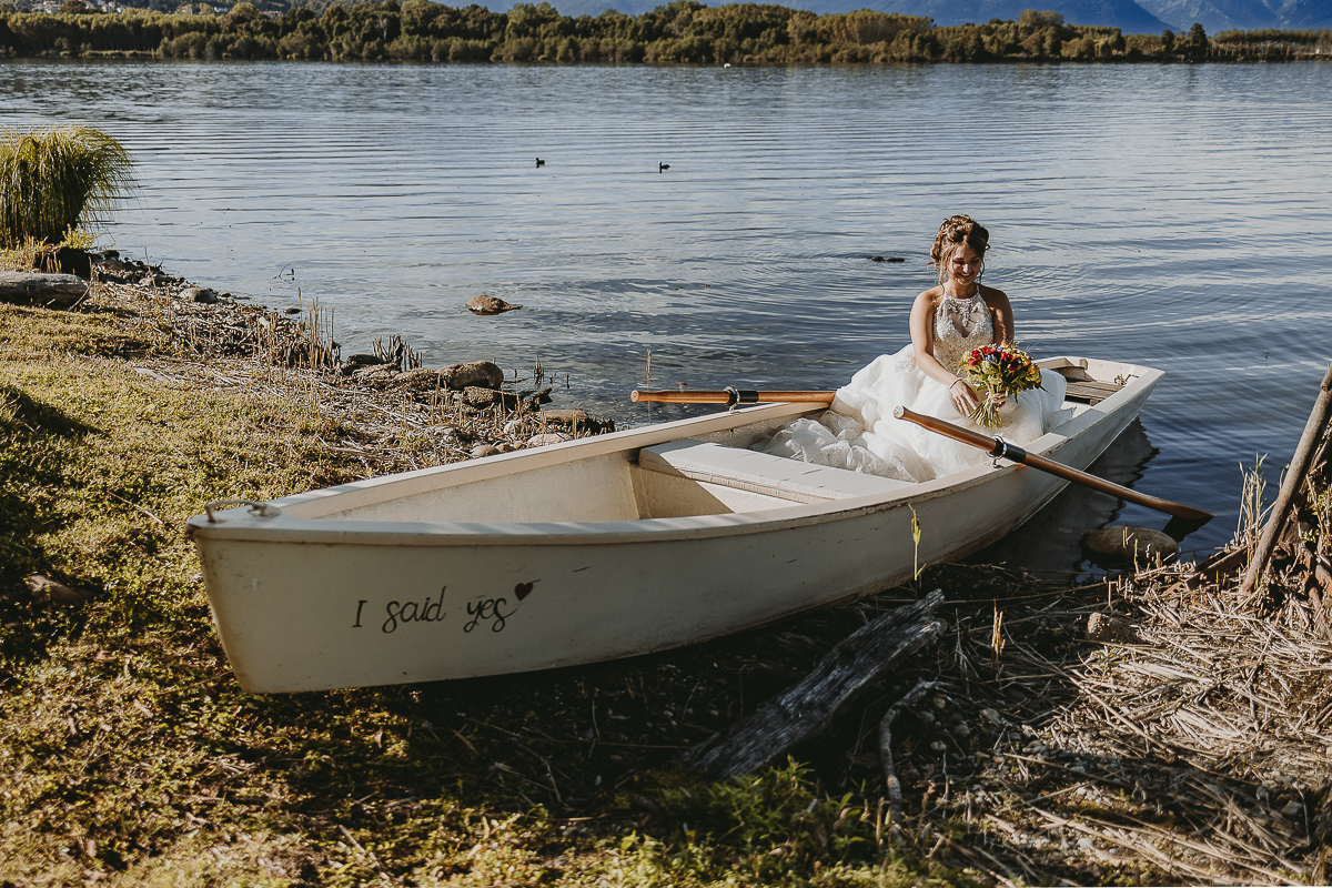 Matrimonio Lago di Candia. Cerimonia. Sposa sulla barca a remi