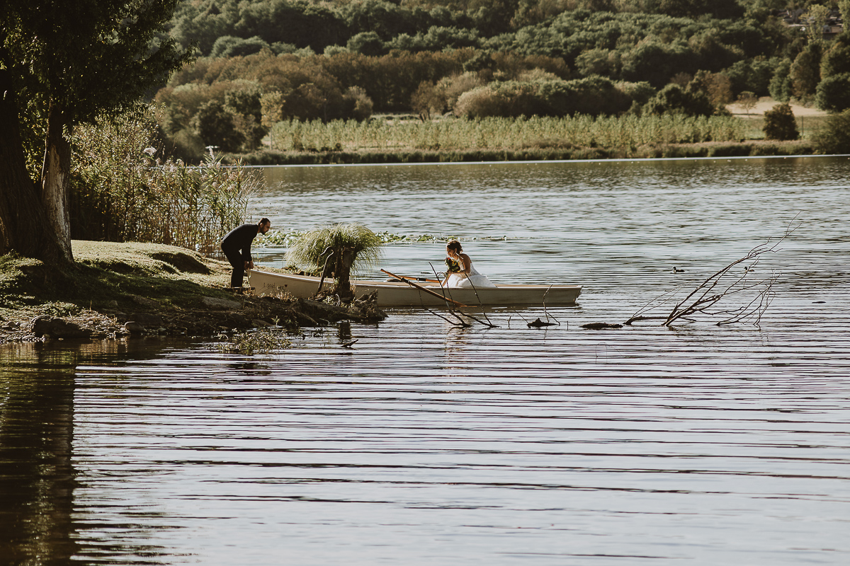 Matrimonio Lago di Candia. Cerimonia. Sposa sulla barca a remi