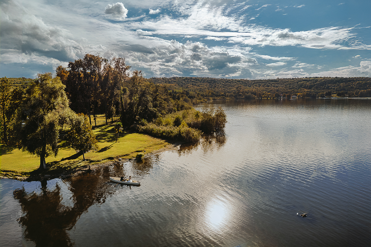 Matrimonio Lago di Candia. Cerimonia. Sposa sulla barca a remi . Panoramica dal drone.