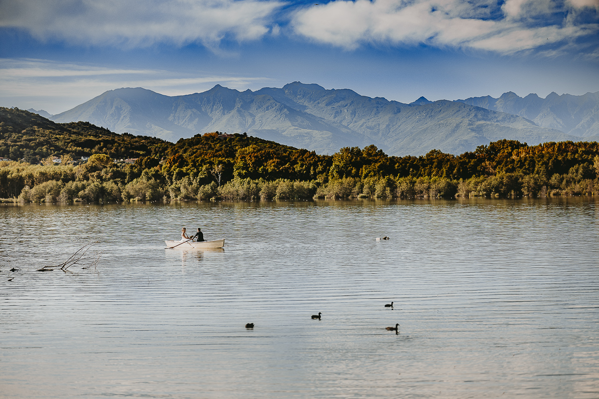 Matrimonio Lago di Candia. Cerimonia. Sposa sulla barca a remi