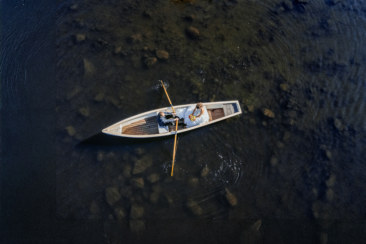 Matrimonio Lago di Candia. Cerimonia. Sposa sulla barca a remi Foto dal drone.