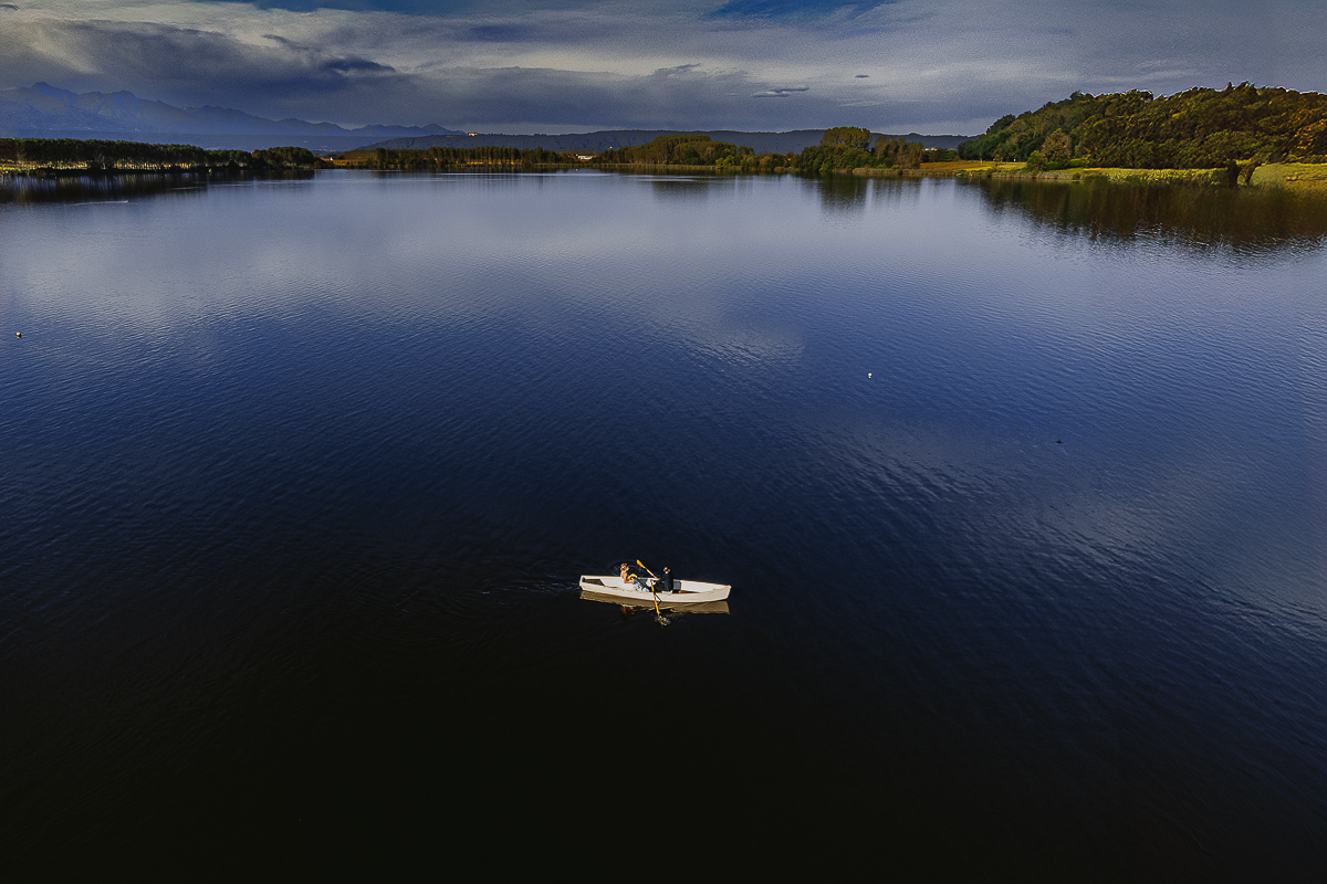 Matrimonio Lago di Candia. Cerimonia. Sposa sulla barca a remi Foto dal drone.