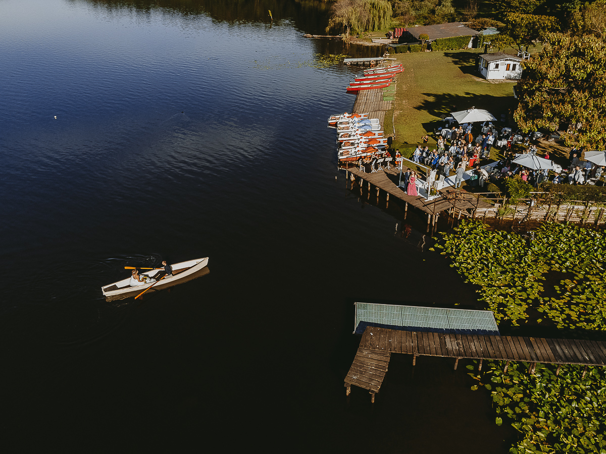 Matrimonio Lago di Candia. Cerimonia. Sposa sulla barca a remi e luogo della cerimonia sul molo. Foto dal drone.