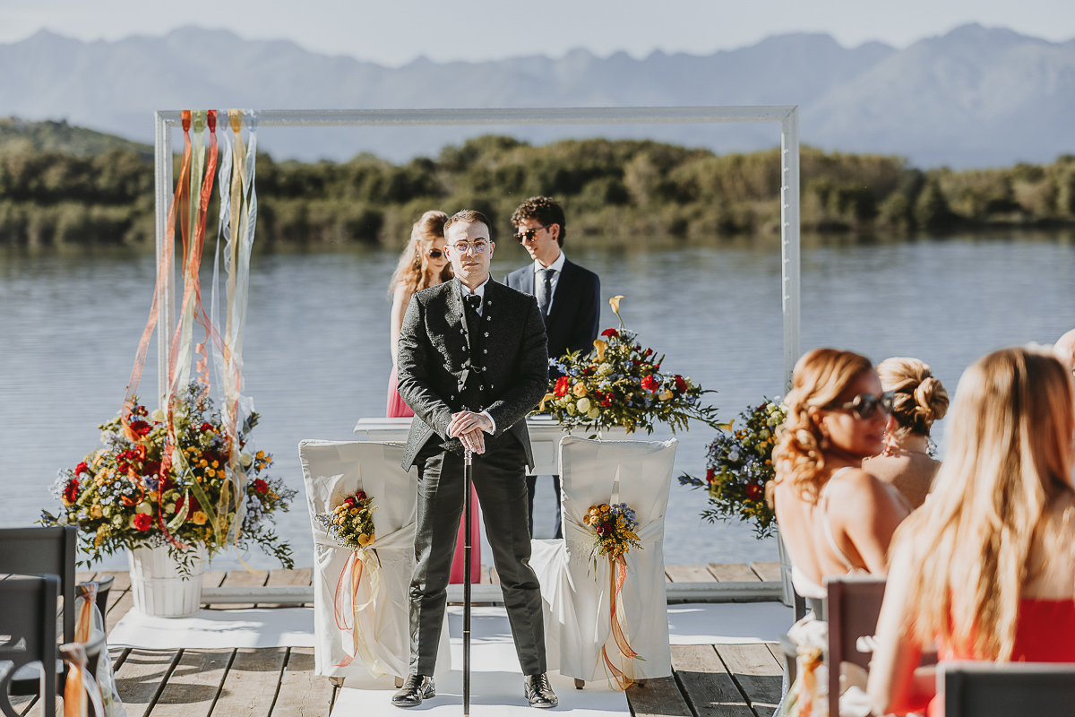 Matrimonio Lago di Candia. Cerimonia. Sposo davanti all'altare attende la sposa.