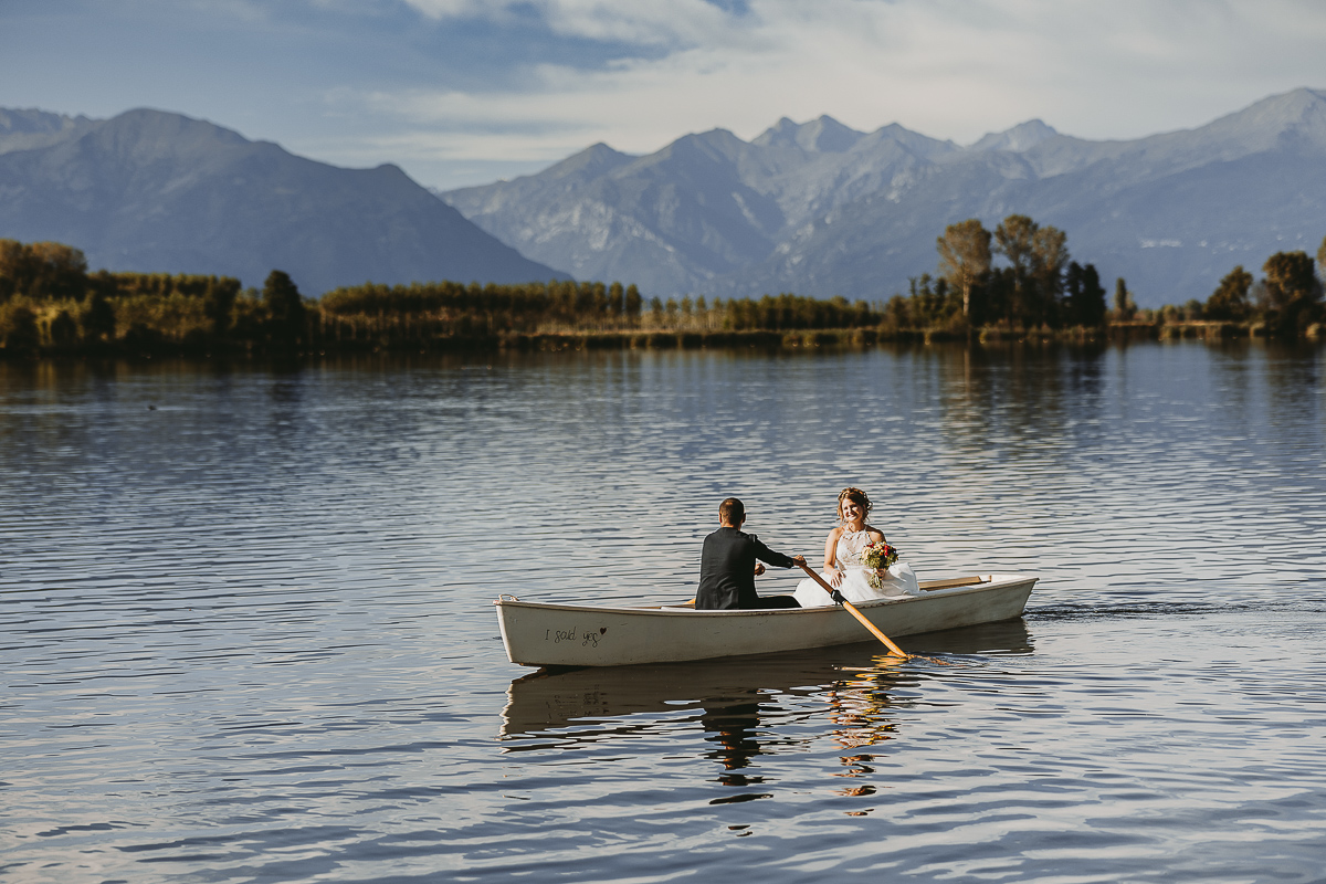 Matrimonio Lago di Candia. Cerimonia. Sposa sulla barca a remi