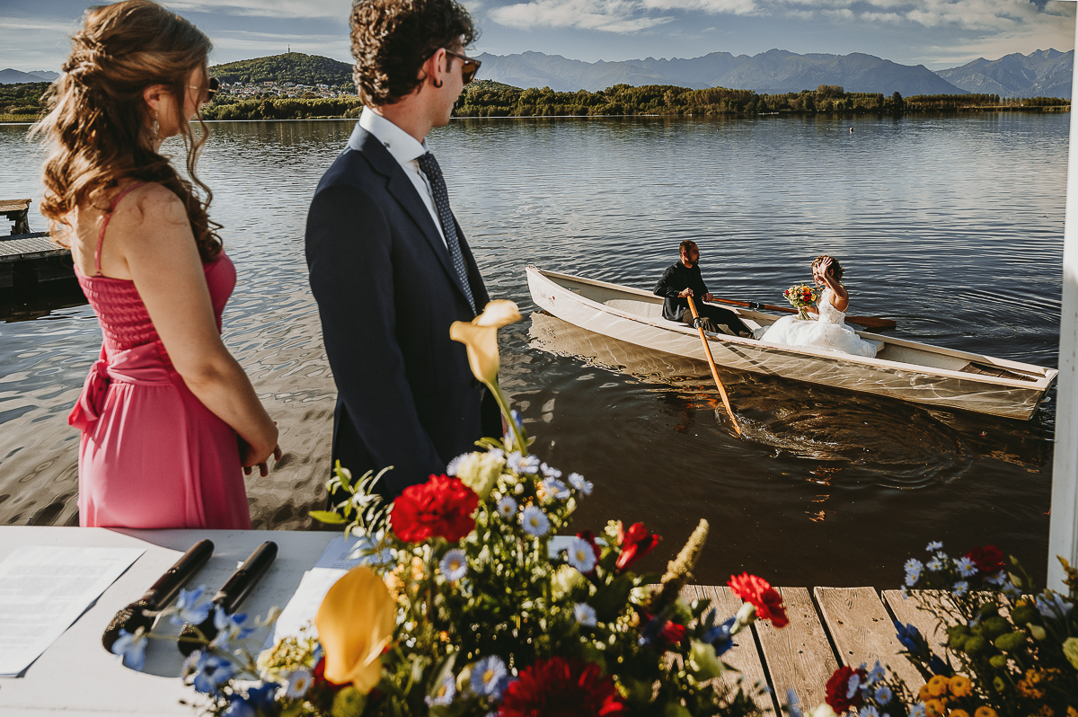 Matrimonio Lago di Candia. Cerimonia. Sposa sulla barca a remi sta arrivando nel luogo della cerimonia.