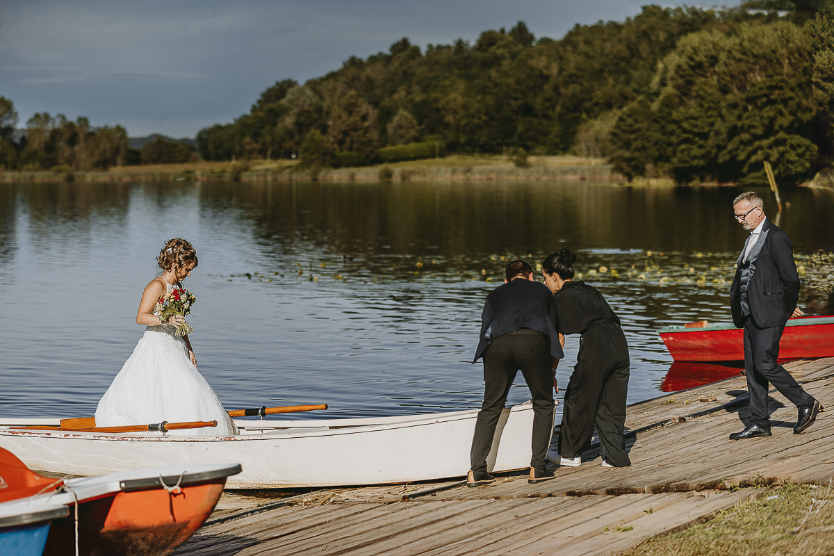 Matrimonio Lago di Candia. Cerimonia. Arrivo della sposa sulla spiaggia.