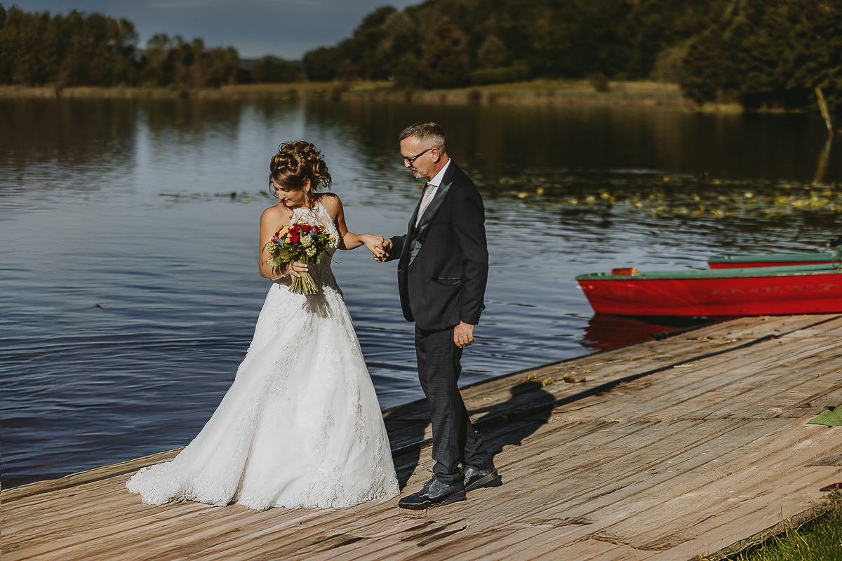 Matrimonio Lago di Candia. Cerimonia. Padre prende per mano la sposa.