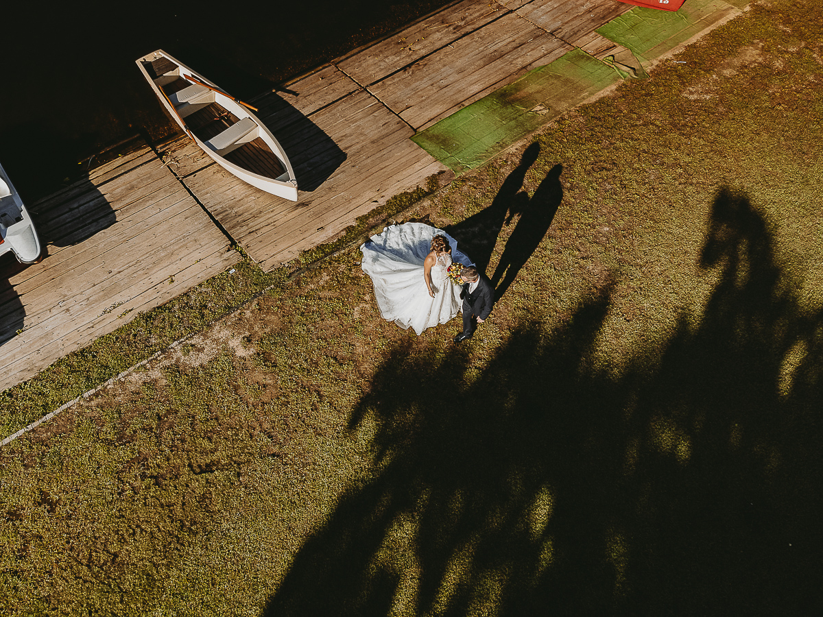 Matrimonio Lago di Candia. Cerimonia. Arrivo della sposa sulla riva. padre la prende per mano. Foto panoramica dal drone.