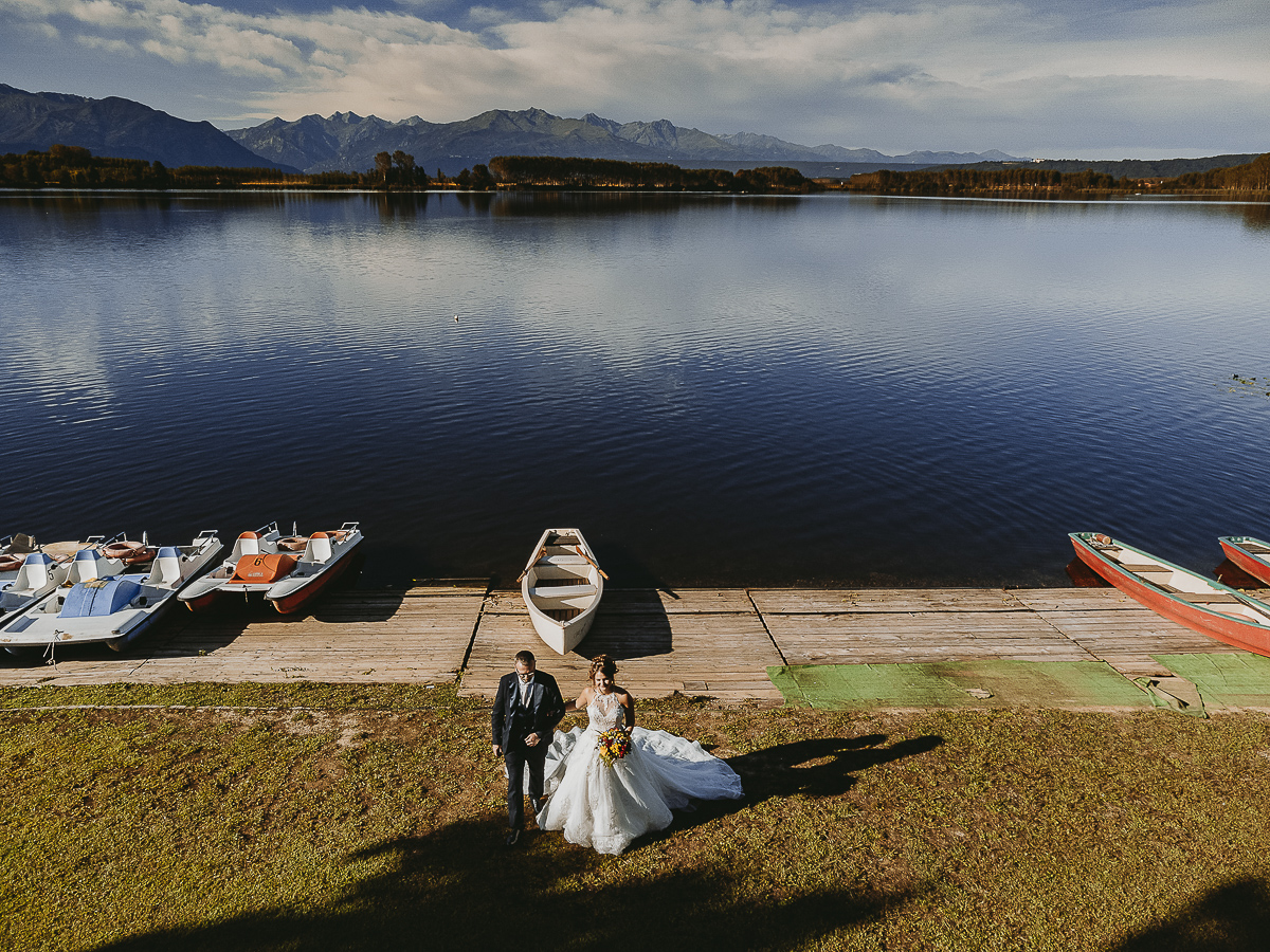 Matrimonio Lago di Candia. Cerimonia. Arrivo della sposa sulla riva. padre la prende per mano. Foto panoramica dal drone.
