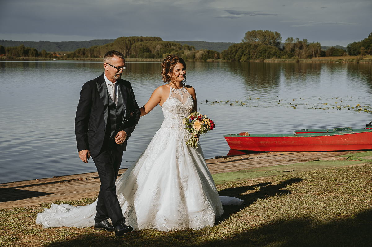 Matrimonio Lago di Candia. Cerimonia. Arrivo della sposa sulla riva. padre la prende sottobraccio.
