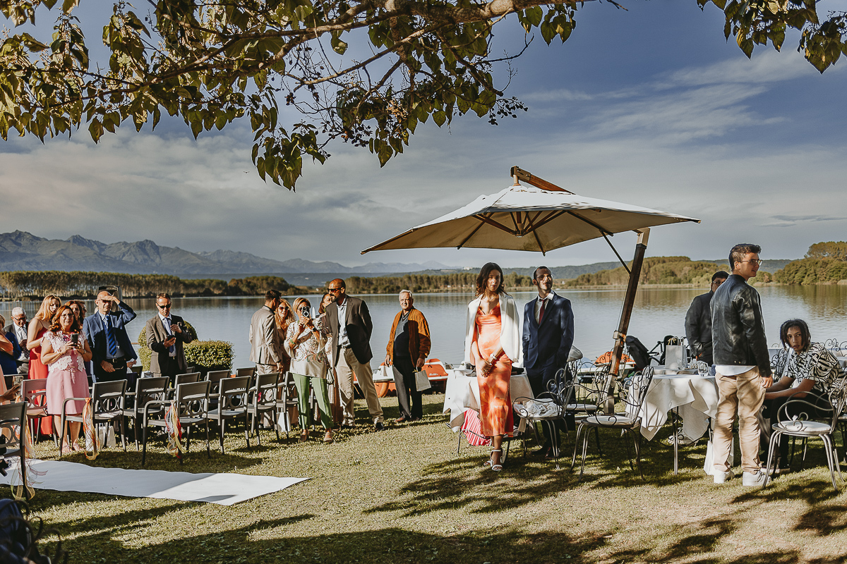 Matrimonio Lago di Candia. Cerimonia. Invitati attendono l'arrivo della sposa.