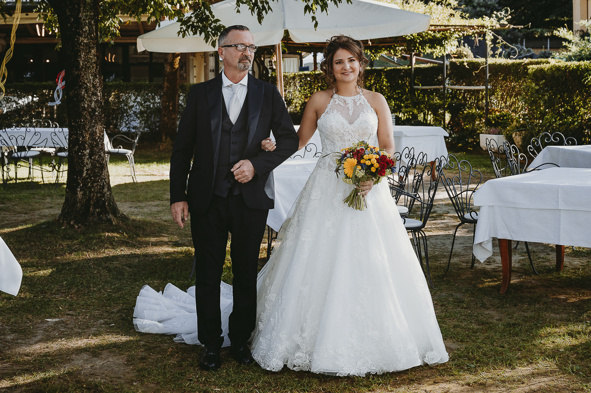 Matrimonio Lago di Candia. Cerimonia. Ingresso della sposa con il padre.