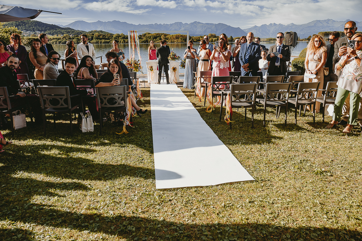 Matrimonio Lago di Candia. Cerimonia. Luogo della cerimonia, con lo sposo che aspetta la sposa.