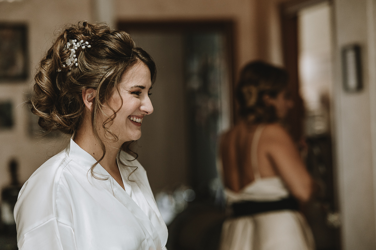 Matrimonio Lago di Candia . Preparazione della sposa. Ritratto della sposa.
