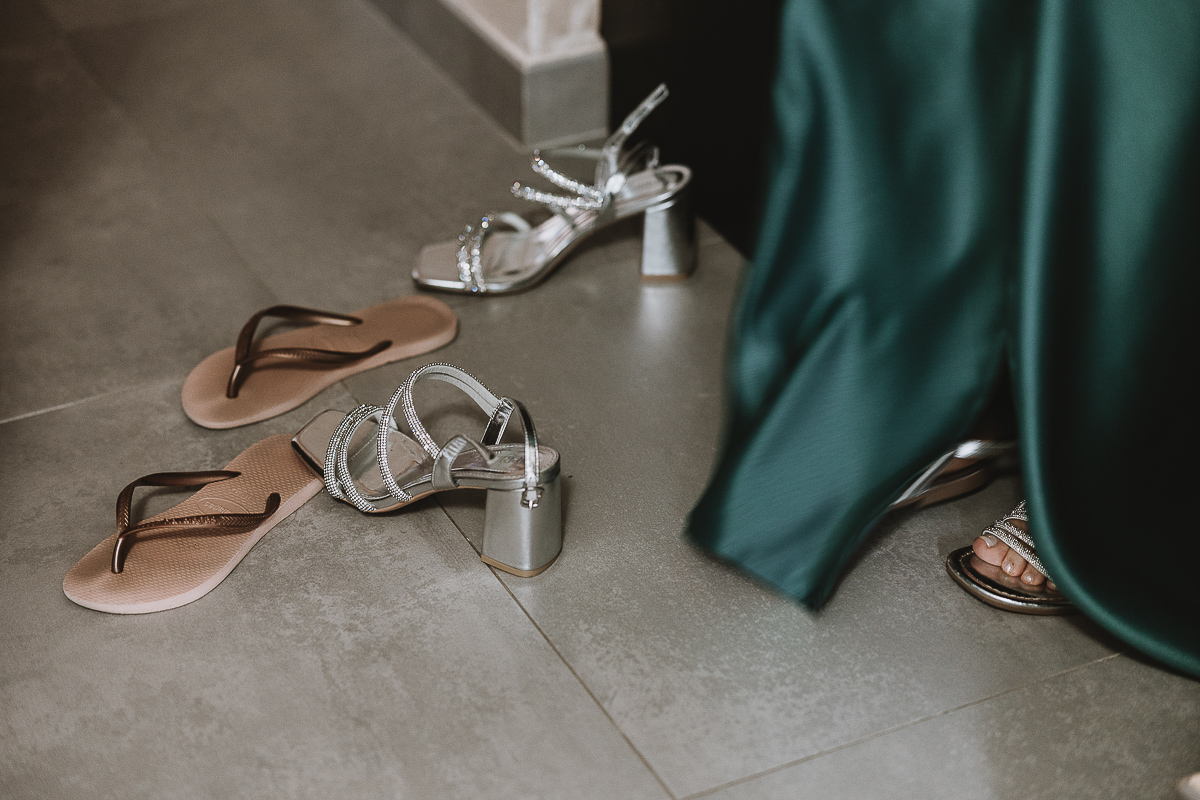 Matrimonio Lago di Candia . Preparazione della sposa. Scarpe varie.
