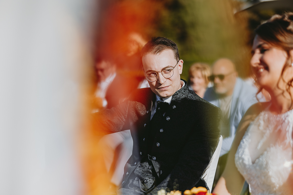 Matrimonio Lago di Candia. Cerimonia. Lo sposo guarda la sposa.