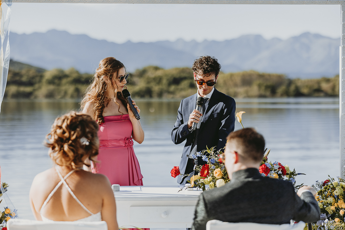 Matrimonio Lago di Candia. Cerimonia. I celebranti parlano.