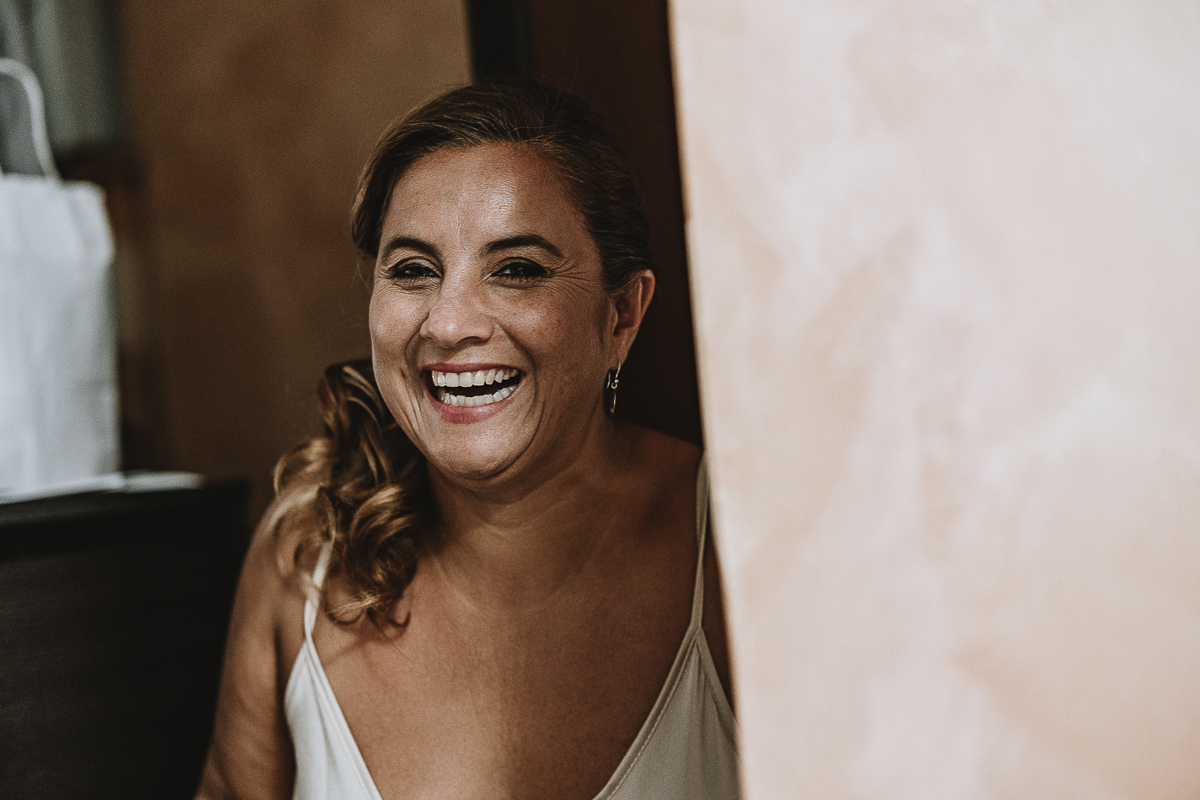 Matrimonio Lago di Candia . Preparazione della sposa. Cugina che ride