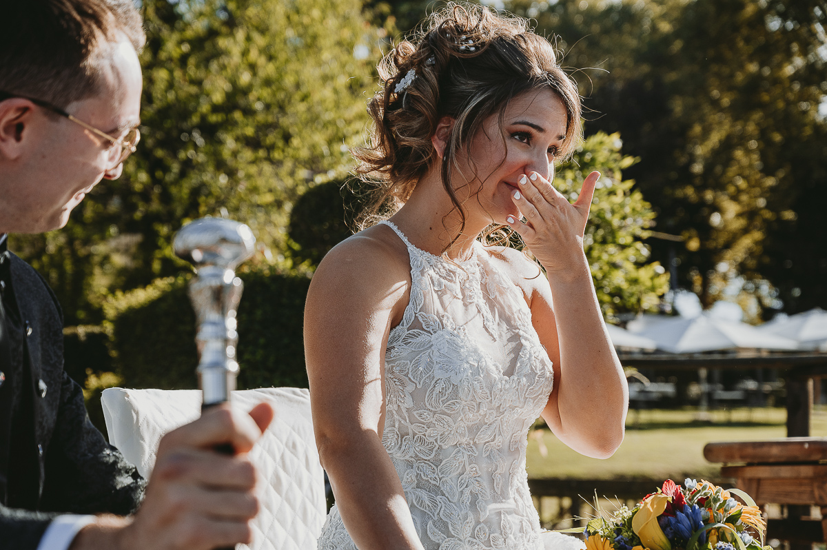 Matrimonio Lago di Candia. Cerimonia. Sposa commossa.