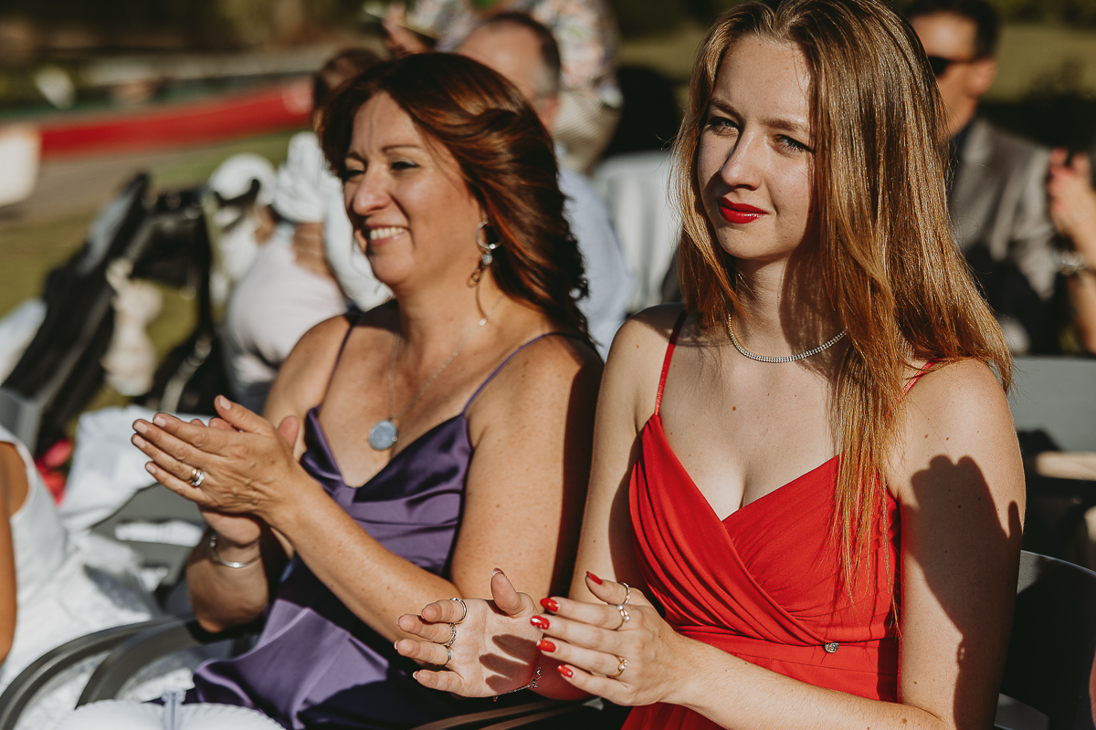 Matrimonio Lago di Candia. Cerimonia. Invitate applaudono.